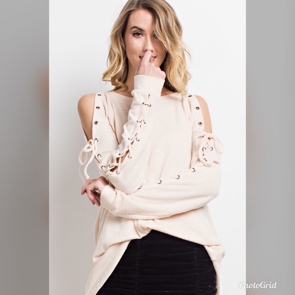 Tops - Host Pick 🥇Soft Laced Up Sleeve Cold Shoulder
